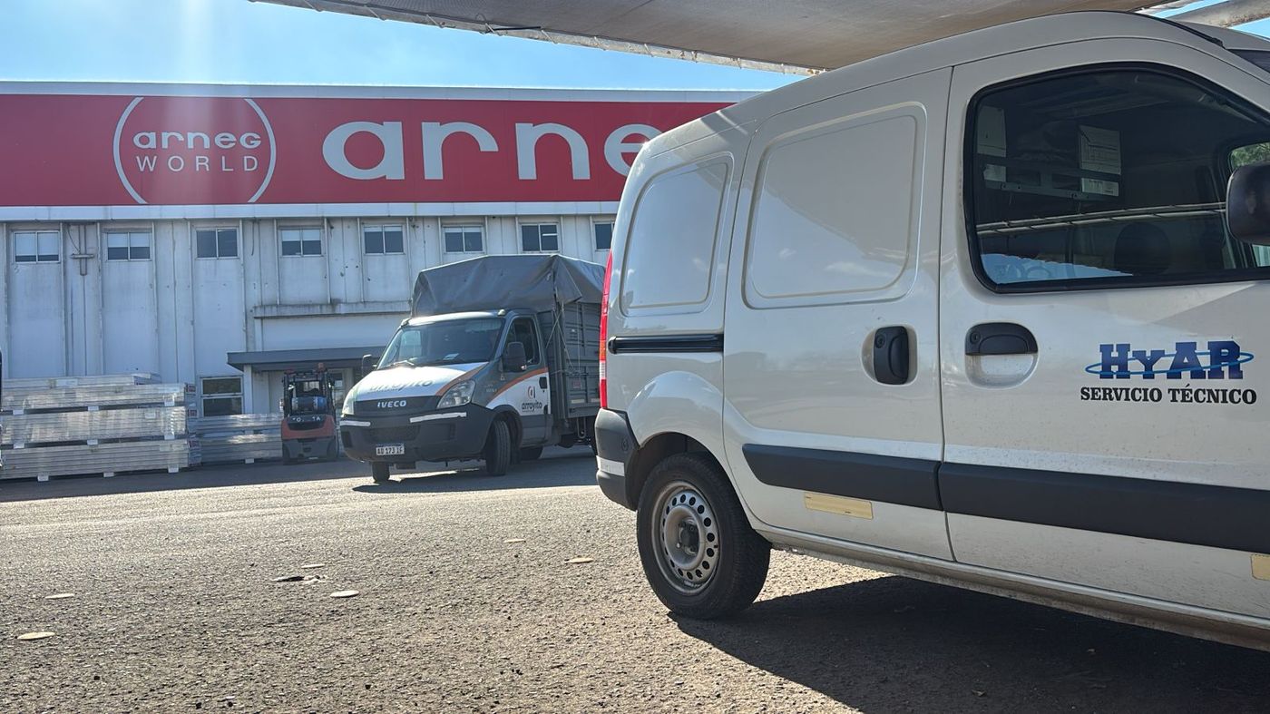 Vehículo de servicio técnico de HyAR en instalaciones de Arneg