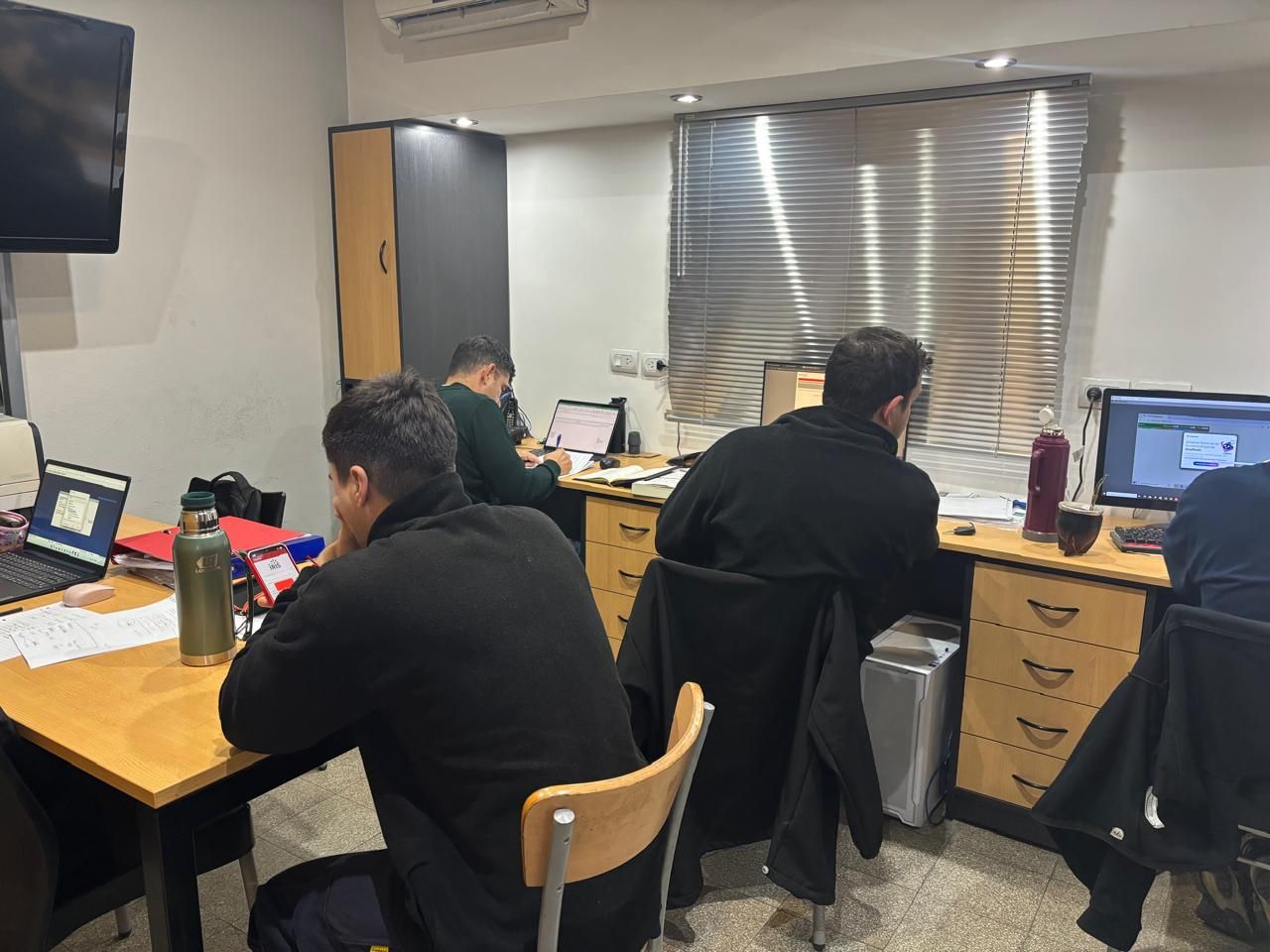 Equipo técnico de HyAR trabajando en oficina técnica