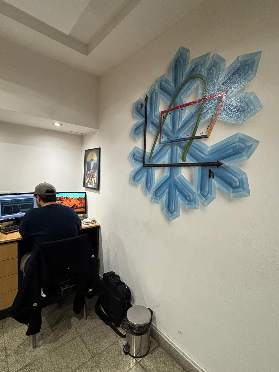 Equipo de ingeniería trabajando en el desarrollo de soluciones de refrigeración